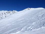 Ampi pendii di neve fresca accanto alle piste