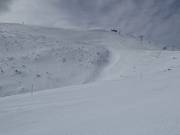 Pendii di neve fresca sotto la vetta Bjelašnica