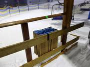 Nella pista al coperto si trovano anche dei cestini per i rifiuti.