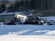 I mezzi battipista aspettano il prossimo intervento.