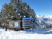 Segnaletica delle piste con informazioni nell’area sciistica di Panorama