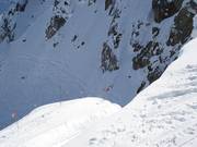 Quasi in verticale si scende attraverso le rocce sulla pista The Cirque.
