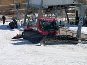 In attesa dell'intervento: battipista presso la stazione della seggiovia