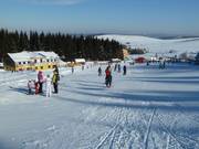 Pista per principianti presso la stazione a valle della seggiovia triposto Dámska