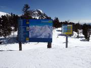 Tabellone informativo e segnaletica presso la Zirbenwaldbahn