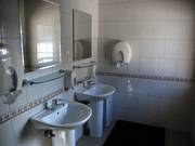 I servizi igienici sono puliti e moderni.