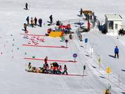 Corso di sci allo skilift a valle