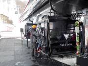 Il personale aiuta a salire sulla cabinovia