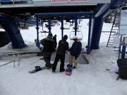 Il personale cordiale scansiona lo skipass