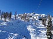 Tracce nella neve fresca sotto la seggiovia Madritschenbahn