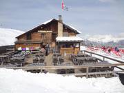 Su pendio del Mont Bisanne, poco sopra Les Saisies, si trova questa accogliente sosta: Les Halles de Bisanne