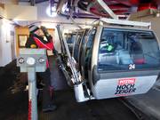 Gli sci vengono consegnati presso la cabinovia.