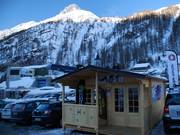 Ufficio di una delle compagnie di heliski nel parcheggio a Stafal.