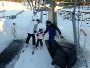 Si aiuta i bambini piccoli a salire