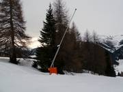 Lancia da neve sulla discesa a valle