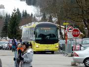 Anche l'autobus di linea si ferma alla stazione a valle.