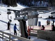 Personale di servizio allo skilift del campo scuola