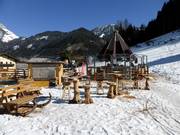 Bar con ombrelloni alla stazione a valle della funivia del paese a Werfenweng