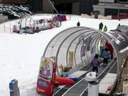 Tapis roulant della scuola di sci presso la stazione a valle