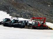 I gatti delle nevi aspettano il prossimo intervento