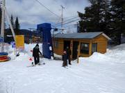 Buona assistenza ai bambini allo skilift