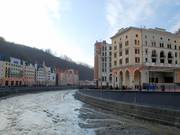 Il Park Inn si trova sulla sinistra del fiume, proprio accanto alla stazione a valle.