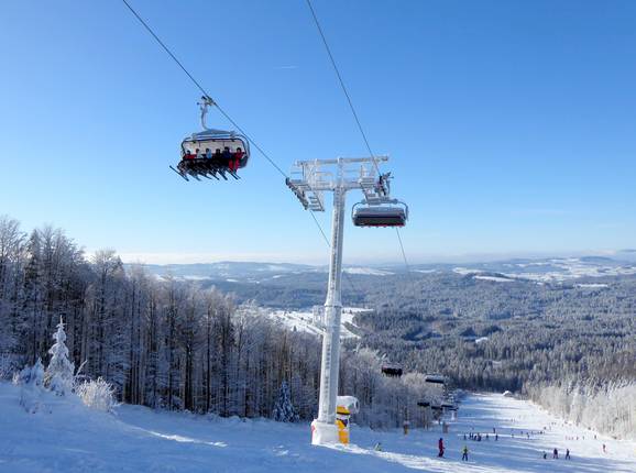 Große Almberg-Sesselbahn - 6pers.| Seggiovia ad alta velocità (ad agganciamento automatico) con cupole di protezione