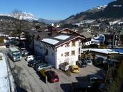 Il Kaiserhof alla stazione a valle della Hahnenkammbahn