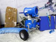 Cannone da neve nella ski hall The Snow Centre