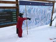 Personale presso la mappa delle piste per domande