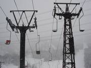 Vecchia seggiovia monoposto nell’area sciistica Kagura