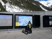 Tabellone informativo alla stazione a valle della Eisgratbahn