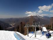 Vista dalla stazione a monte presso il Mountain Shelter sulla valle di Krasnaya Polyana