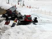 I gatti delle nevi aspettano il loro turno