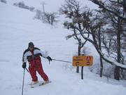 Piccoli cartelli indicano la strada