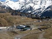 Stazione a valle della seggiovia Sallent con il paese di Formigal sullo sfondo