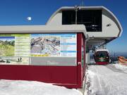 Tabellone informativo alla stazione intermedia