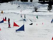 Piccoli salti presso lo skilift per esercitazioni di snowboard