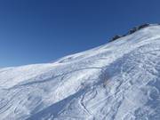 Piste di neve fresca sotto il Piz Mundaun