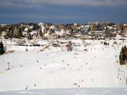 L’area sciistica è separata dal paese solo da una strada.