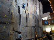 La parete da arrampicata nell'atrio della ski hall