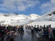 Conclusione della giornata sugli sci sulla terrazza soleggiata