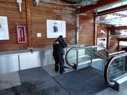 Gli accessi agli impianti di risalita vengono spazzati