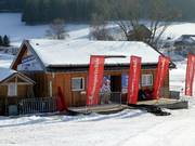 Scuola di sport sulla neve direttamente alla stazione a valle