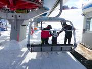 I bambini piccoli vengono aiutati a salire