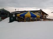 Bar con ombrelloni in montagna