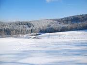 Vista dalla pista di neve fresca verso la stazione della seggiovia