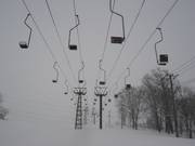 Vecchia seggiovia monoposto nell’area sciistica Kagura