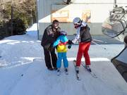 I bambini piccoli vengono aiutati a salire