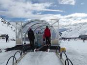 Al tappeto trasportatore c'è sempre qualcuno pronto ad aiutare.